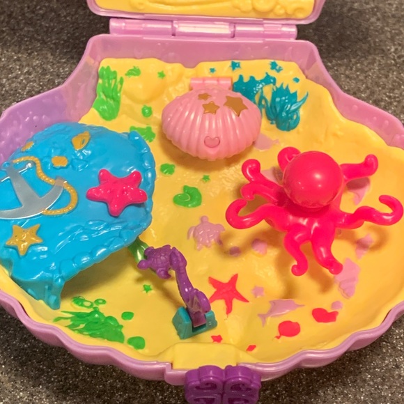 Polly Pocket Seashell Mermaid Clamshell Case and Figurines. - Picture 2 of 14